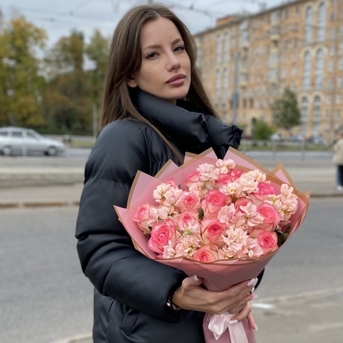 Букет с маттиолой и розами Романтическое утро